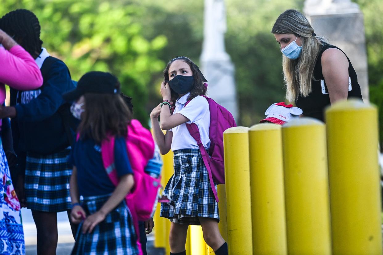 A student wears a facemask 