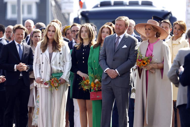 El rey Guillermo-Alejandro de Holanda, la reina Máxima y las princesas Ariane, Alexia y Amalia asisten a una reunión por el Día del Rey en Maastricht, el 27 de abril de 2022.