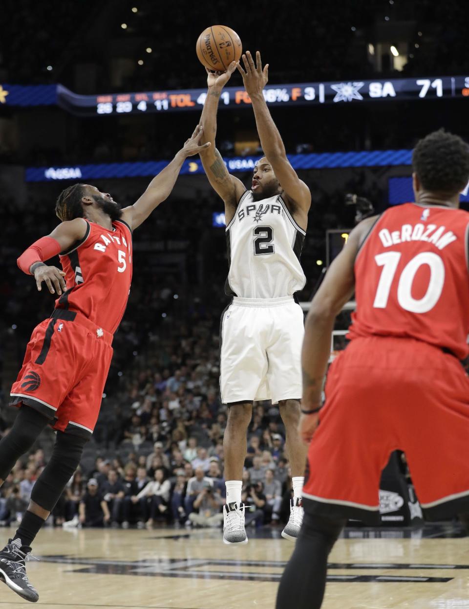 San Antonio Spurs forward Kawhi Leonard (2) shoots over Toronto Raptors forward DeMarre Carroll (5) during the second half of an NBA basketball game, Tuesday, Jan. 3, 2017, in San Antonio. San Antonio won 110-82.(AP Photo/Eric Gay)