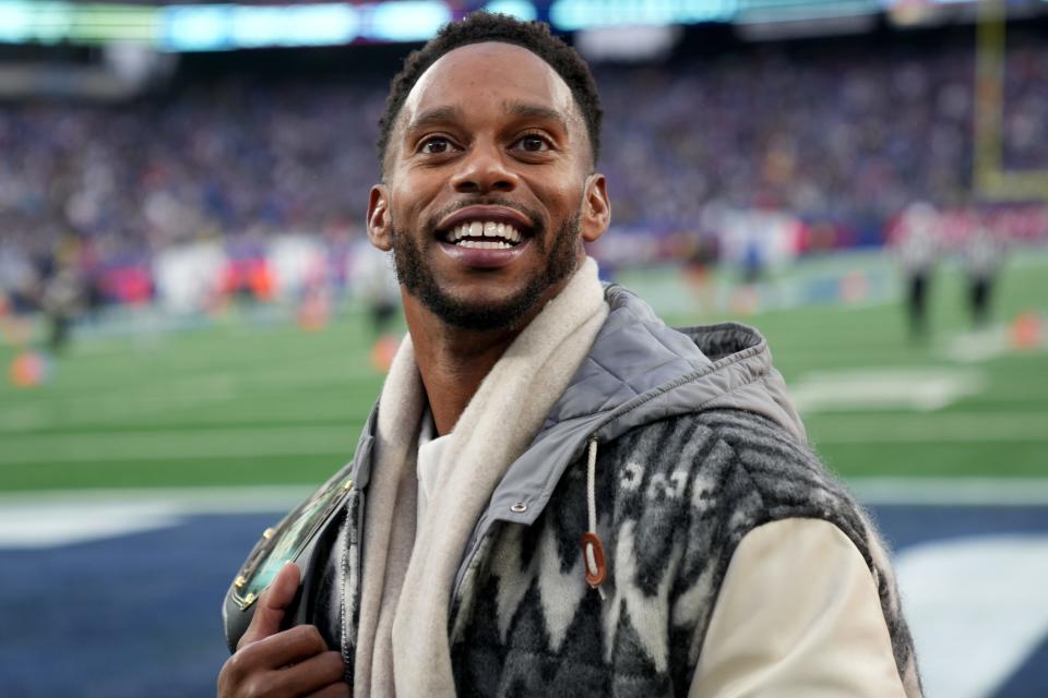 Former New York Giant, Victor Cruz, interacts with the fans at MetLife Stadium, November 26, 2023.