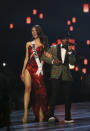 Miss Filipinas Catriona Gray desfila con el cantante Ne-Yo en la final de la 67ma edición de Miss Universo en Bangkok, Tailandia, el 17 de diciembre de 2018. (Foto AP/Gemunu Amarasinghe)