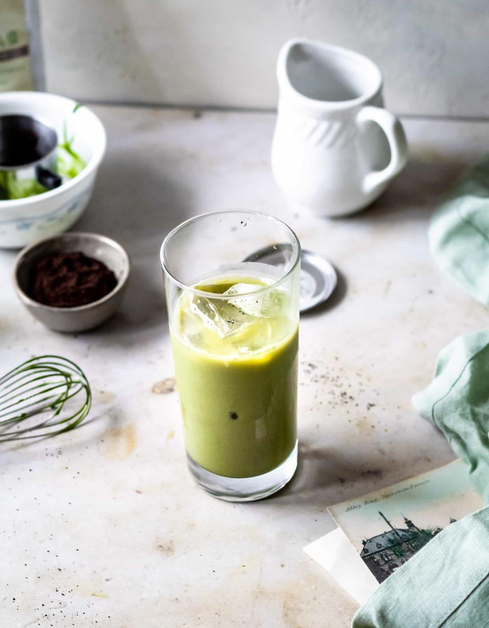 <p>Mélangez le thé matcha au lait concentré, avant d’y ajouter le café.</p><p>Découvrir la <a href="https://www.cooking-therapy.com/matcha-vietnamese-coffee-recipe/" rel="nofollow noopener" target="_blank" data-ylk="slk:recette;elm:context_link;itc:0;sec:content-canvas" class="link ">recette</a></p><br>