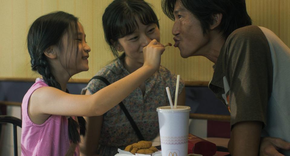 片中97年代保留較多祝紫嫣本身的童年經歷，來到香港才開始吃麥當勞，看《櫻桃小丸子》。（甲上提供）
