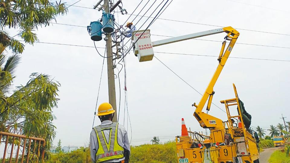 高雄25日下起大雷雨，一度造成3266戶停電，經台電人員全力搶修，於11時50分全數復電。（台電高雄區處提供／柯宗緯高雄傳真）