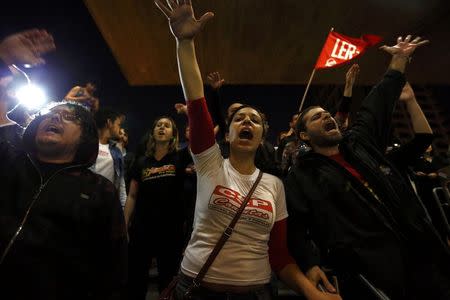 Protesters shout slogans in front of closed Ana Rosa subway station during the fifth day of metro worker's protest in Sao Paulo June 9, 2014. REUTERS/Damir Sagolj