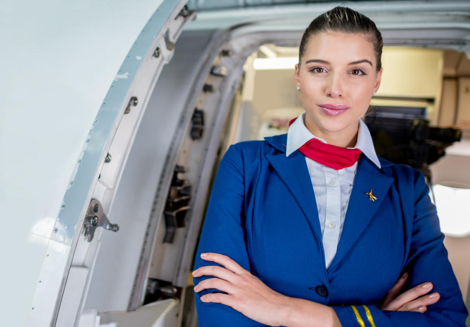 Flugbegleiterinnen müssen immer top gepflegt sein. Doch wie schlimm ist der Beauty-Druck wirklich? (Bild: Getty Images)