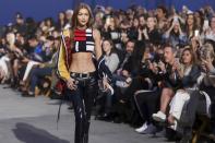 <p>Models tragen aber nicht mehr nur Mode, sondern entwerfen diese auch. Gigi Hadid tat sich mit Tommy Hilfiger zusammen und präsentierte die auf eine junge Kundschaft zielenden Entwürfe im Februar 2017 gleich selbst. (Bild: AP) </p>