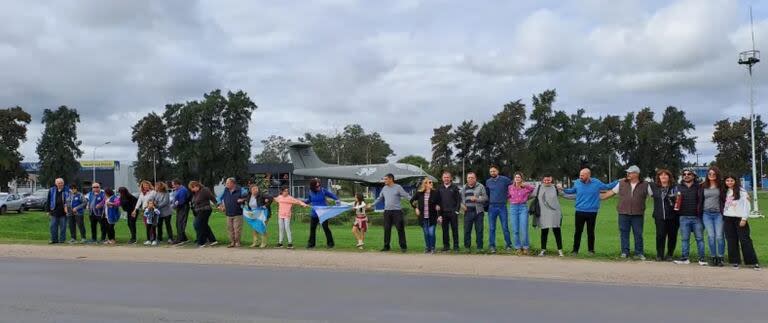 Pobladores santafecinos entre las ciudades de San Justo y Reconquista abrazaron simbólicamente la ruta nacional 11 para pedir su reparación