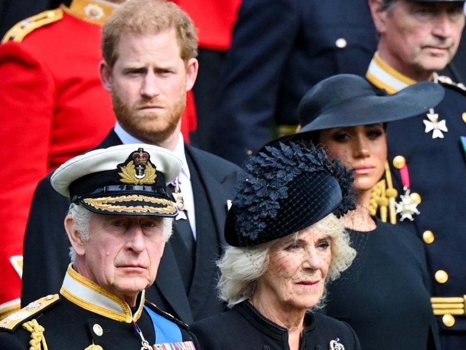 König Charles III. mit Prinz Harry, Königsgemahlin Camilla und Herzogin Meghan (v.l.). (Bild: imago/agefotostock)