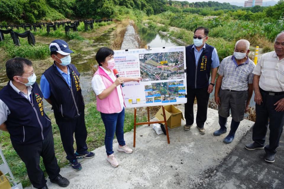 后里大甲溪高灘地土溝滲漏致水量不足，農田灌溉困擾，立委楊瓊瓔及台中市議員陳本添爭取1680萬元進行第一期引水路改善工程完工，昨日再辦會勘，接續再爭取二期工程，農田水利署已核定2900萬元經費，市府水利局預計年底前發包，明年9月底前完工。（記者陳榮昌攝）