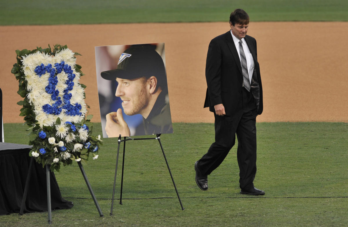 Roy Halladay, former MLB star pitcher, killed in small plane crash - ABC  News