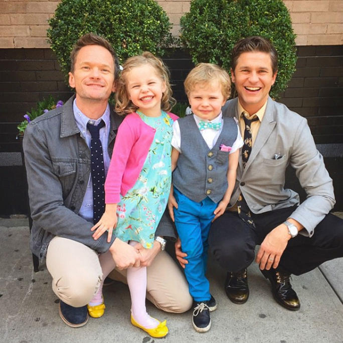 Neil Patrick Harris e David Burtka: os atores são casados oficialmente desde 2014, mas se conheceram ainda em 2006, quando David participou de “How I Met Your Mother”, série estrelada por Neil. O casal tem dois filhos, os gêmeos Harper e Gideon. (Reprodução/ Instagram)