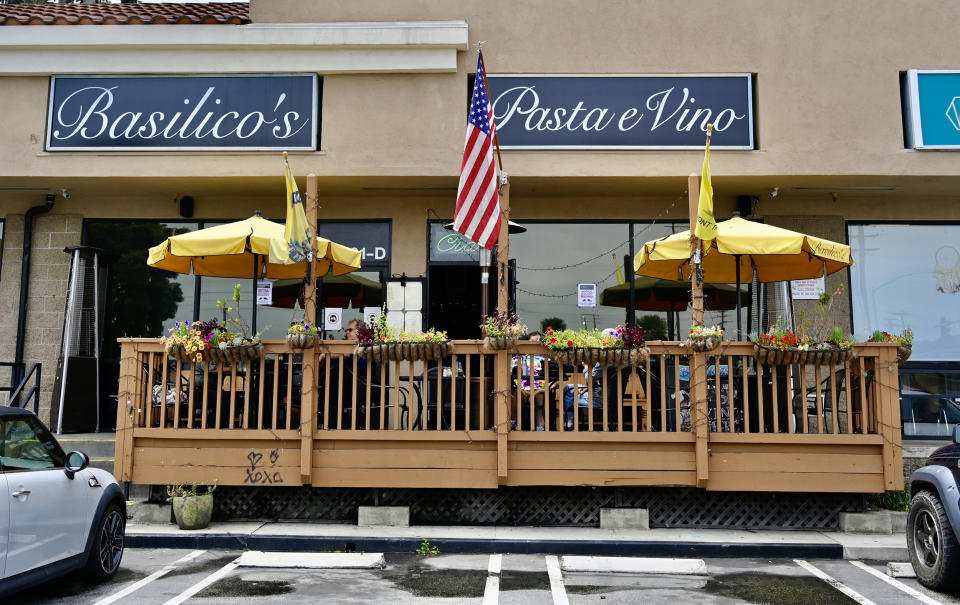 Huntington Beach restaurant urges unvaccinated diners (Jeff Gritchen / Orange County Register via Getty Images)