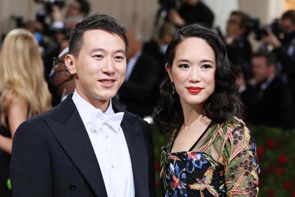 周受資和他的妻子Vivian Kao 以上 周受資出席2022年的Met Gala(圖片來源：Getty Images)