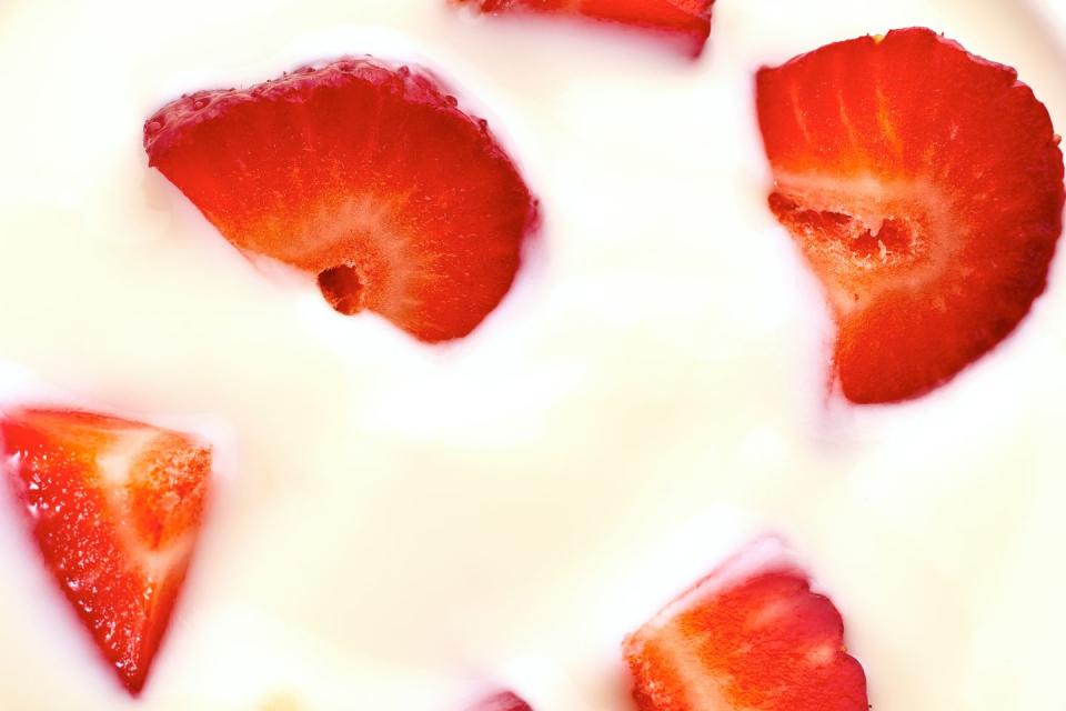 14) Strawberries Dipped in Vanilla Yogurt