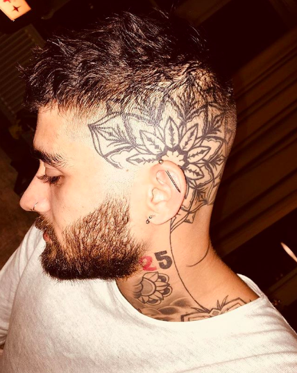 <p>Sänger Zayn Malik hat angeblich insgesamt 62 Tattoos, darunter die Augen seiner Freundin Gigi Hadid auf seiner Brust. Über einem seiner Ohren trägt er dafür den Spitznahmen seines Vaters, Yaser. <em> [Bild: Instagram]</em> </p>