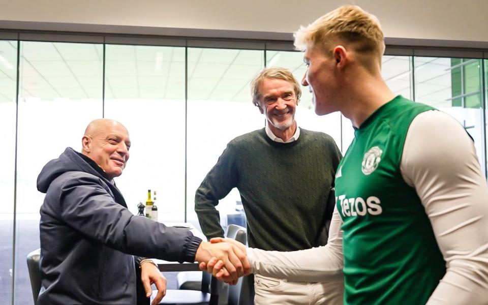 Brailsford and Ratcliffe talk to United striker Rasmus Hojlund at Carrington