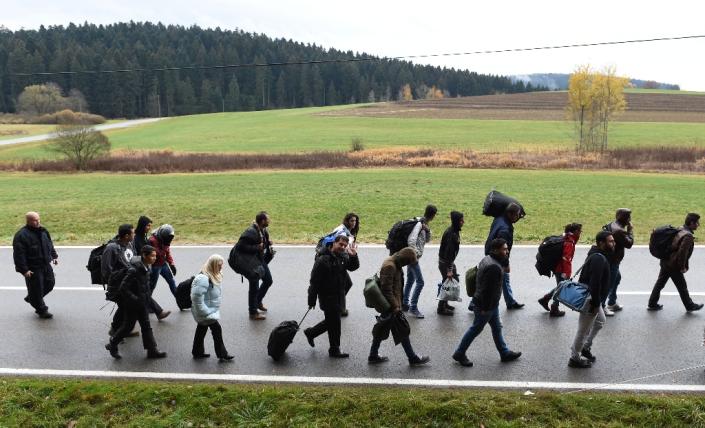 Migrants on the road after crossing the Austrian-German border near the Bavarian village of Wegscheid, southern Germany on November 9, 2015 (AFP Photo/Christof Stache)