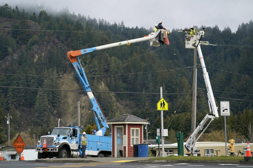 PG&E workers service a power line after an earthquake in Rio Dell, Calif., Wednesday, Dec. 21, 2022. (AP Photo/Godofredo A. Vásquez)