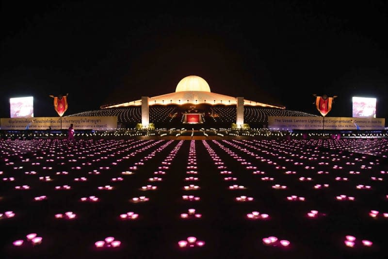 A general view of the temple lighten at night during the Vesak day celebration at Wat Phra Dhammakaya. Peerapon Boonyakiat/SOPA Images via ZUMA Press Wire/dpa