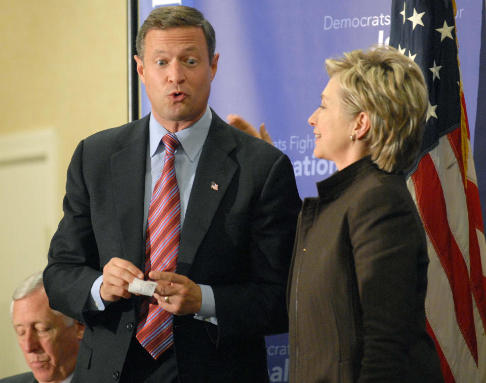 Martin O'Malley en 2006, cuando era alcalde Baltimore, y la entonces senadora Hillary Clinton. (AP)