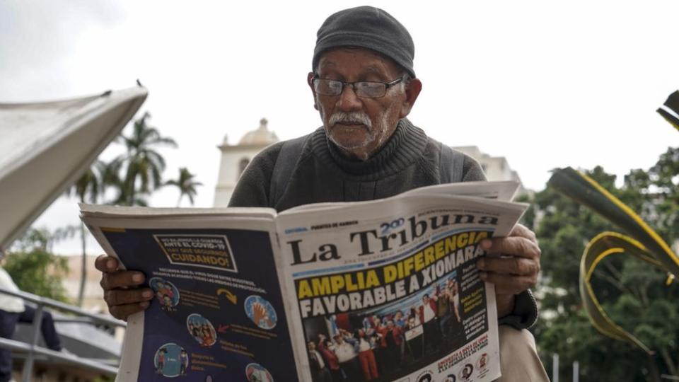 Un hombre lee la prensa en Tegucigalpa, Honduras