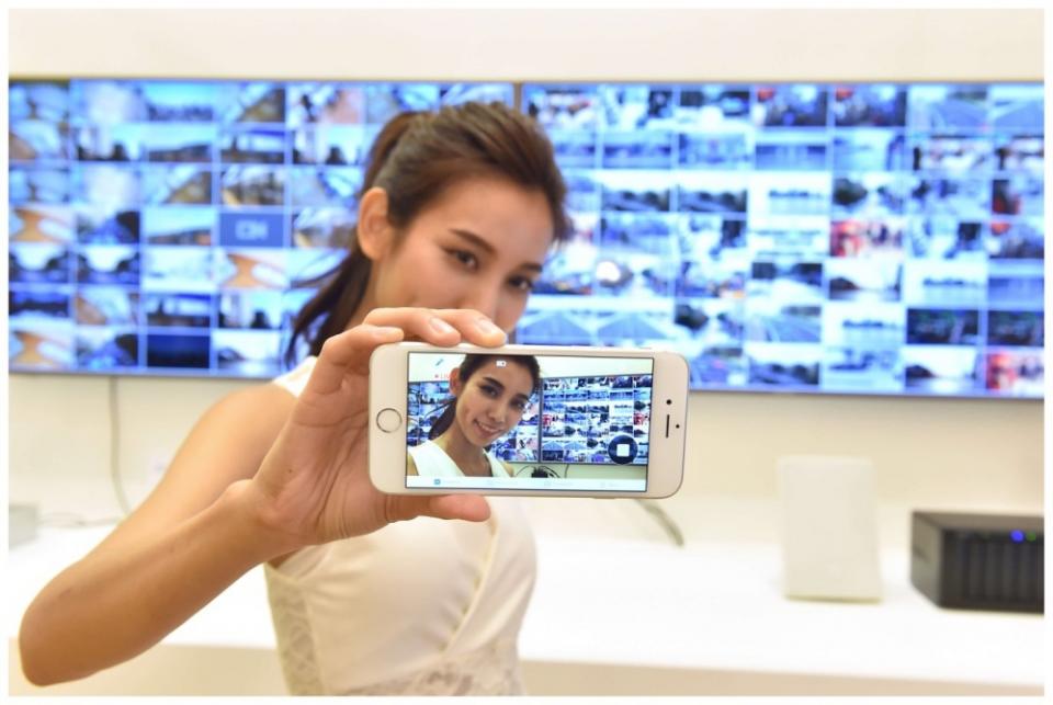 Surveillance Station 8.2 套件新增的 LiveCam 套件，讓用戶閒置中的手機也能搖身一變成為網路攝影機。