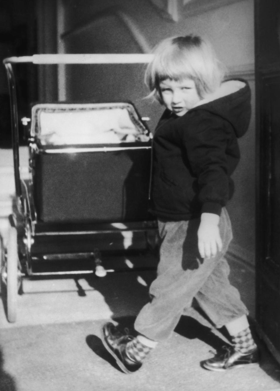 <p>En esta otra imagen, tomada en 1964, la futura princesa de Gales todavía no había sufrido el abandono de su madre. Tenía seis años cuando Frances Roche dejó el hogar familiar para fugarse con Peter Shand Kydd y escandalizar a la sociedad de Reino Unido. (Foto: Central Press / Hulton Archive / Getty Images)</p> 