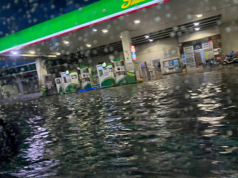 ▲過去兩天午後暴雨強襲中南部地區，導致不少地區出現淹水現象。中央氣象局表示，主要受到高層冷心低壓、季風槽輻散作用及熱力作用，導致對流發展特別旺盛。（圖／翻攝自記者爆料網）