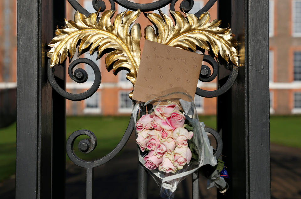 Flowers and a card addressed the Britain's Prince Harry and Meghan Markle are seen attached to the railings of Kensington Palace in London&nbsp;on Nov.28, 2017. (Photo: Darrin Zammit Lupi / Reuters)