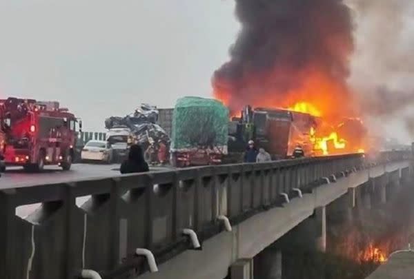 湖南長沙高速公路發生連環車禍。（翻攝微博）