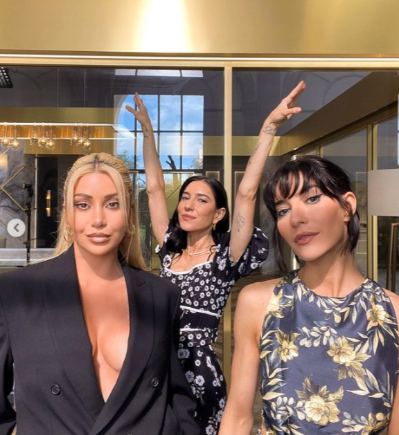 Martha Kalifatidis with The Veronicas on Celebrity Apprentice