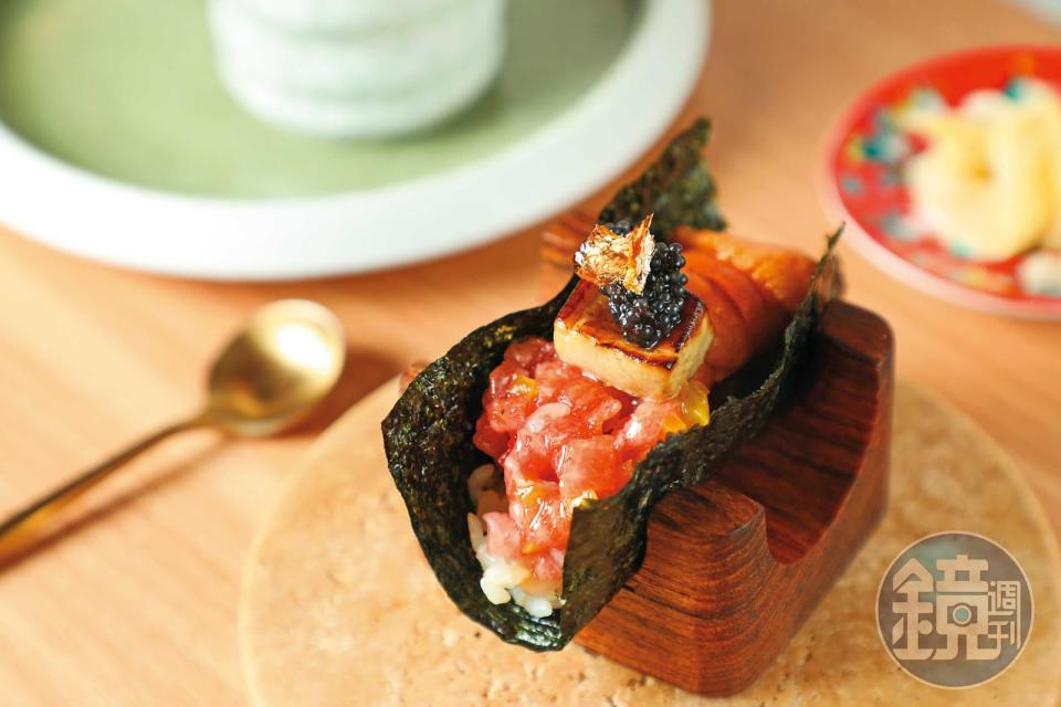 極致奢華的招牌手捲「OSSU ROLL」，集鮪魚腹、海膽、和牛、鴨肝、魚子醬等頂級食材於一捲。（600元／捲）