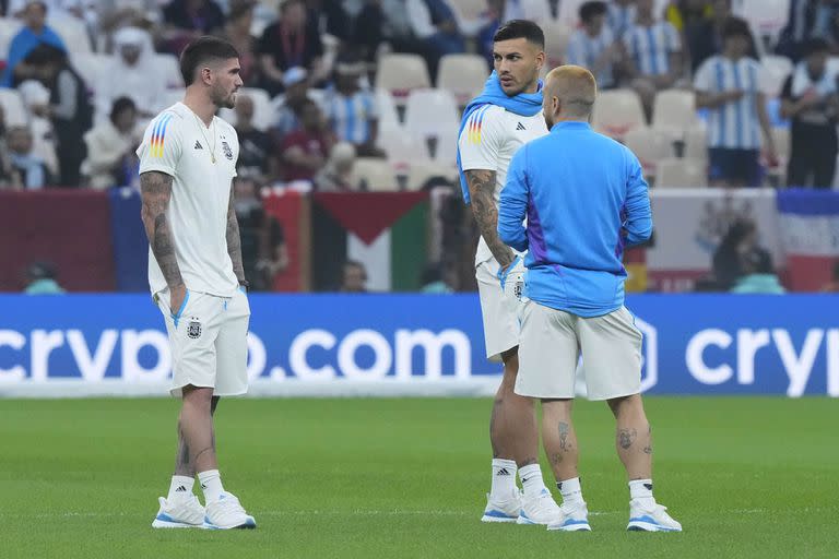 La selección argentina reconoce el campo de juego en la previa del partido por la Final de la Copa del Mundo