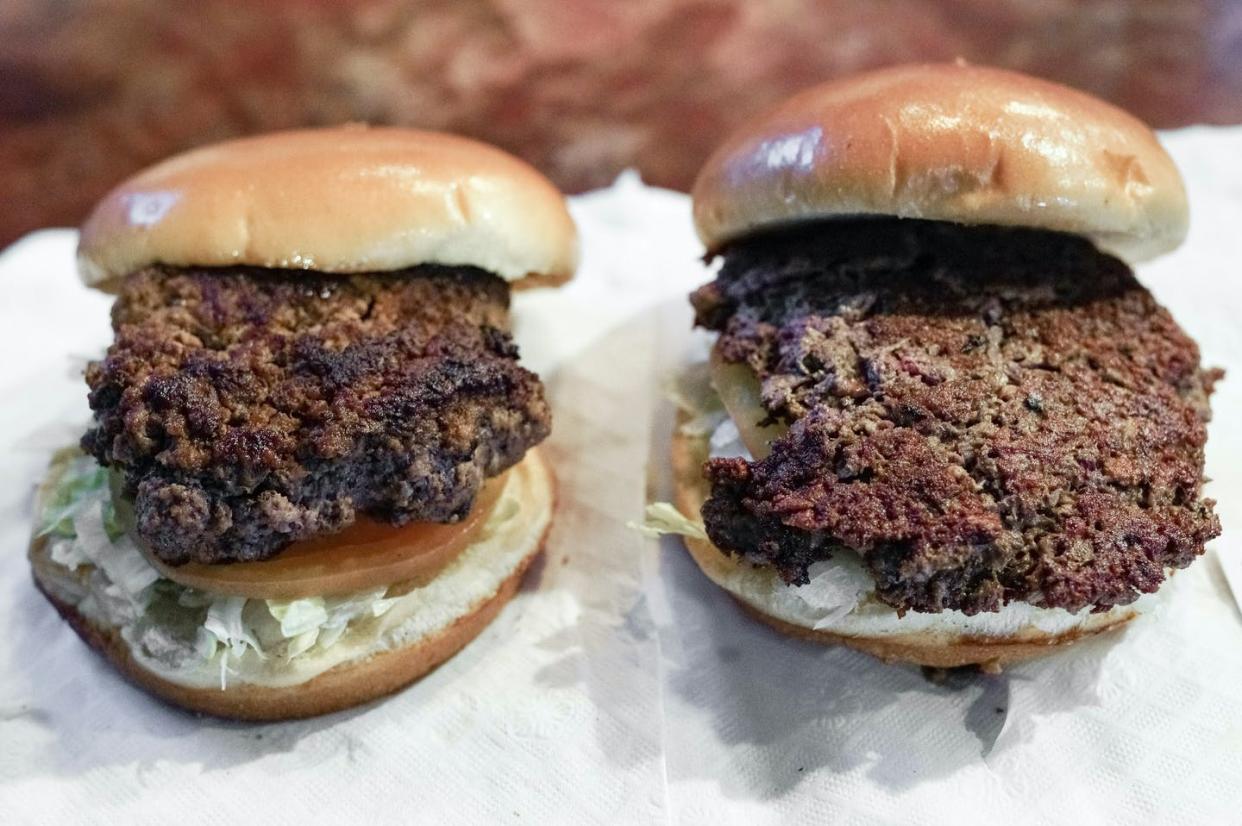 <span class="caption">Does being told that a veggie burger, like the one on the right, is better for the environment make you more likely to choose it over beef?</span> <span class="attribution"><a class="link " href="https://newsroom.ap.org/detail/TheMeaningofMeat/ac432123914f46d5a226b1d023ae1218/photo?Query=plant%20AND%20burger&mediaType=photo&sortBy=arrivaldatetime:asc&dateRange=Anytime&totalCount=53&currentItemNo=20" rel="nofollow noopener" target="_blank" data-ylk="slk:AP Photo/Nati Harnik;elm:context_link;itc:0;sec:content-canvas">AP Photo/Nati Harnik</a></span>