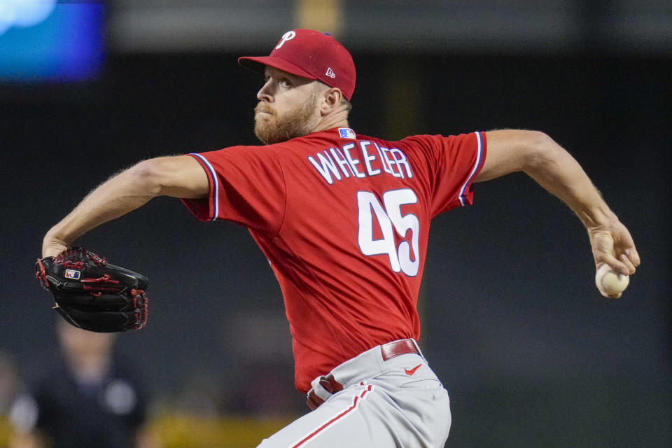 Zach Wheeler, abridor de los Filis de Filadelfia, hace un lanzamiento en el quinto juego de la Serie de Campeonato de la Liga Nacional ante los Diamondbacks de Arizona, el sábado 21 de octubre de 2023 (AP Foto/Ross D. Franklin)