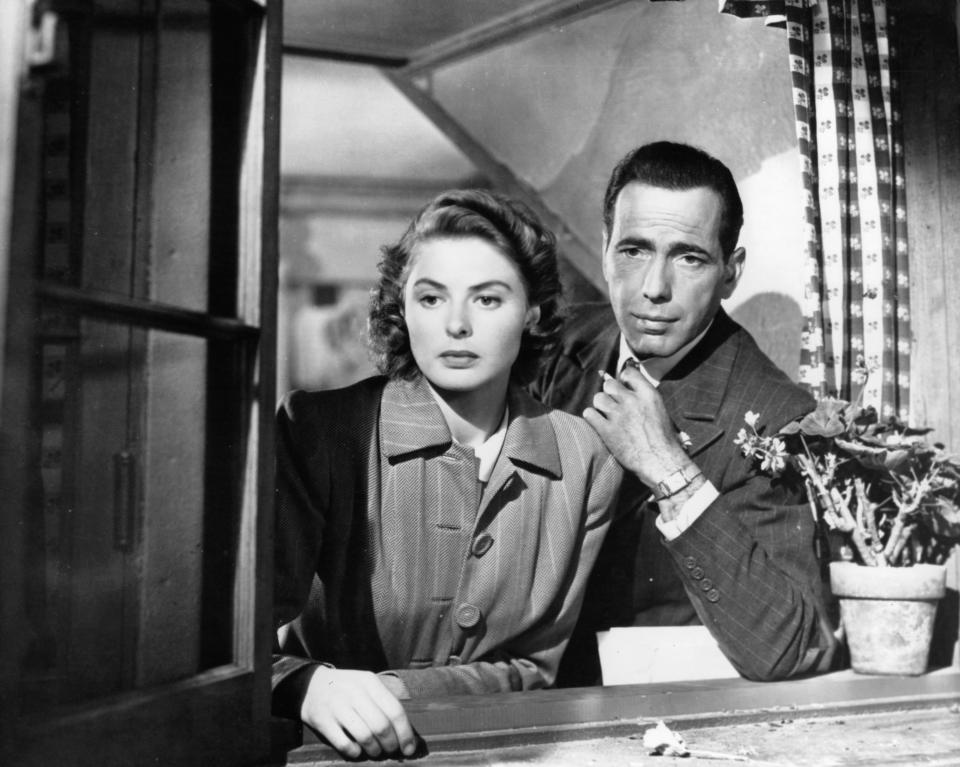 Ingrid Bergman y Humphrey Bogart mirando por la ventana en una escena de la película 'Casablanca', 1942. (Foto de Warner Brothers/Getty Images)