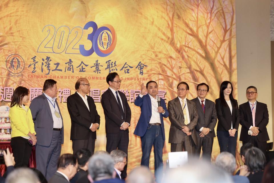 台灣工商企業聯合會30周年慶28日晚間在寒舍艾美酒店舉辦，國民黨總統參選人侯友宜受邀出席。（圖：侯友宜臉書）