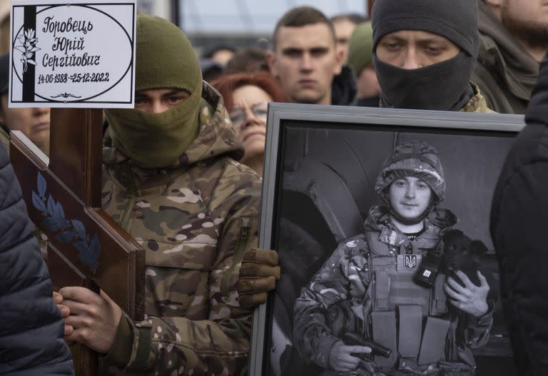 Soldados rinden homenaje póstumo junto al féretro de un colega, Yuri Horobets, durante una ceremonia en Kiev