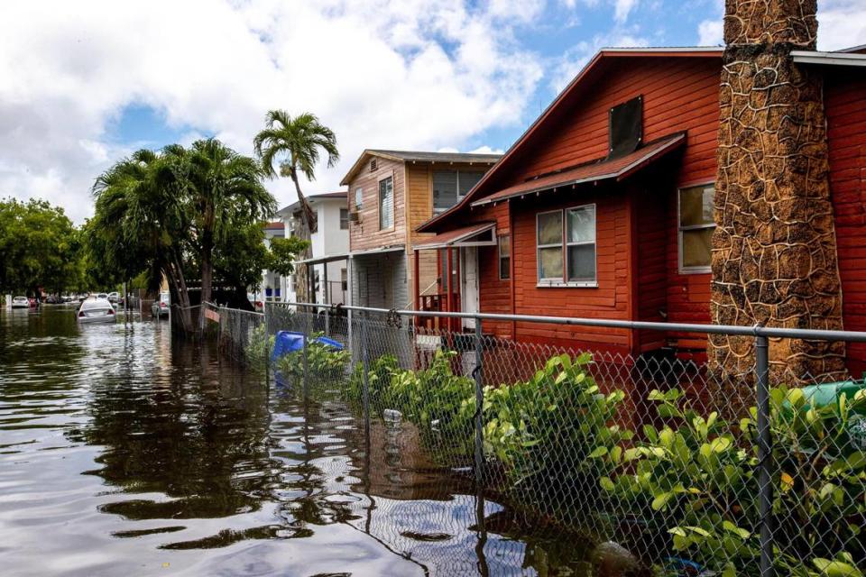 Casas rodeadas por las aguas de la inundación que llegan hasta las rodillas frente a Southwest Fourth Street y Eighth Avenue en el barrio de La Pequeña Haban de Miami, Florida, el sábado 4 de junio de 2022. Las inundaciones serán más comunes a medida que se eleve el nivel del mar, y Miami-Dade podría llegar a tener que comprar las casas propensas a las inundaciones.
