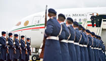 Enrique Peña Nieto realiza esta visita de Estado acompañado por la titular de la Secretaría de Relaciones Exteriores, Claudia Ruiz Massieu, y los secretarios de Energía, Pedro Joaquín Coldwell; de Economía, Ildefonso Guajardo; de Educación Pública, Aurelio Nuño; de Cultura, Rafael Tovar, y de Turismo, Enrique de la Madrid, así como por el presidente del Senado de la República, el panista Roberto Gil Zuarth, entre otros.