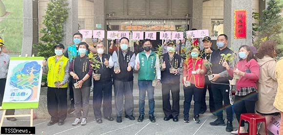 南市下營區公所舉辦植樹月發票換樹苗活動，募得的發票挹注華山天使站做公益。（記者李嘉祥攝）