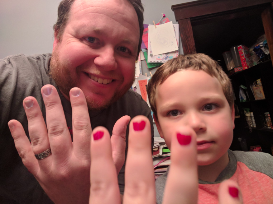 Dad, Aaron Gouveia, had something to say to the kids who bullied his son for wearing nail varnish [Photo: Twitter/DaddyFiles]