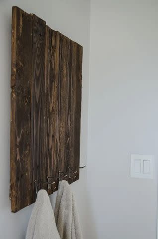 <p><a href="https://www.lemonthistle.com/diy-towel-rack-free-pallet-wood/" data-component="link" data-source="inlineLink" data-type="externalLink" data-ordinal="1">Lemon Thistle</a></p>