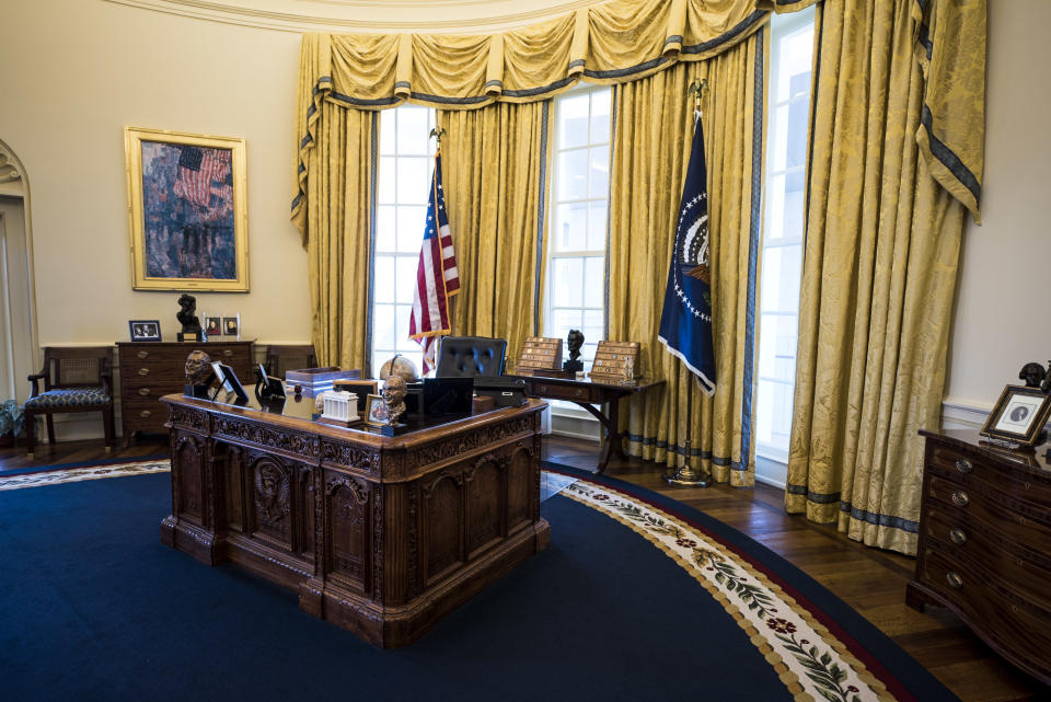 A replica of the Oval Office in the The William J. Clinton Presidential Library.