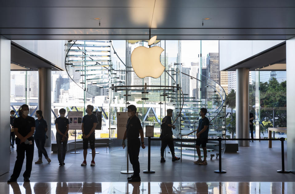 HONG KONG, CHINA - 2020/08/09: American multinational technology company Apple store and logo seen in Hong Kong. (Photo by Budrul Chukrut/SOPA Images/LightRocket via Getty Images)