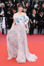 Telle une petite actrice dans la prairie, Huang Lu est apparue dans une tenue bucolique sur le tapis rouge. La comédienne chinoise a posé en maxi robe vaporeuse et très fleurie et a rappelé que le Festival de Cannes se déroule bien au printemps… qu’en pense la météo !