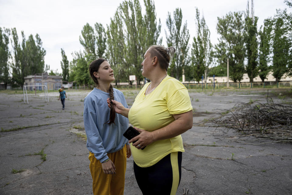 Yulia Valhe (derecha) habla con su hija Viktoria en Jersón, Ucrania, el 13 de junio de 2023. Valhe, quien fue evacuada recientemente a causa de las inundaciones en la ciudad de Oleshky, ocupada por las fuerzas rusas, dijo que “La Federación Rusa no proporcionó nada. Ni ayuda, ni evacuación. Abandonaron a la gente para que lidiase sola con el desastre". (AP Foto/Evgeniy Maloletka)