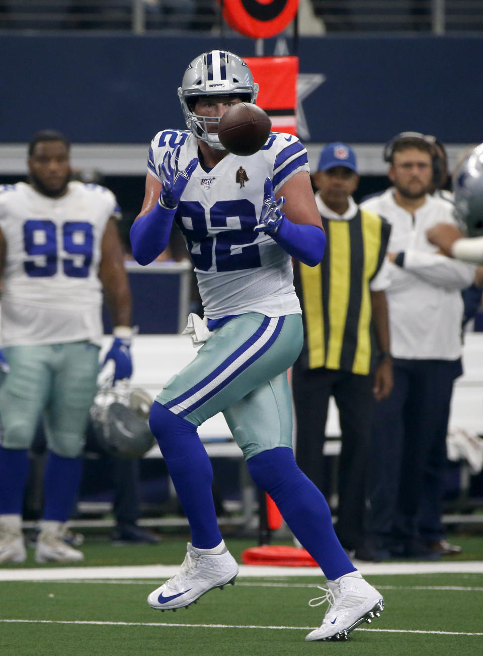 Dallas Cowboys tight end Jason Witten (82) reaches up to make a catch in the first half of a NFL football game against the New York Giants in Arlington, Texas, Sunday, Sept. 8, 2019. (AP Photo/Michael Ainsworth)