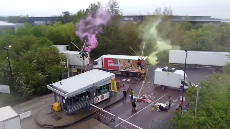 Activistas de Animal Rebellion bloquean el centro de distribución de McDonald's en Hemel Hempstead, Hertfordshire